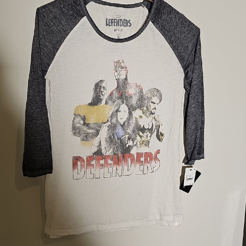 Defenders Kids Raglan Shirt - Gray and White Netflix Size Small